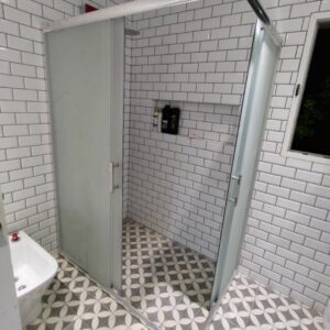 108) Box de Ducha Vidrio Templado 6 mm Esmerilado Perfil Plata